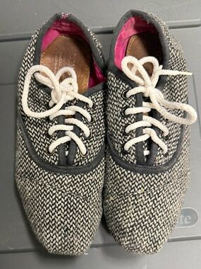 Toms women’s size 5 Tweed lace-up sneakers black white shoes PREOWNED